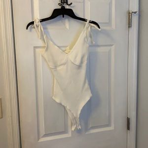 White body side with straps that tie